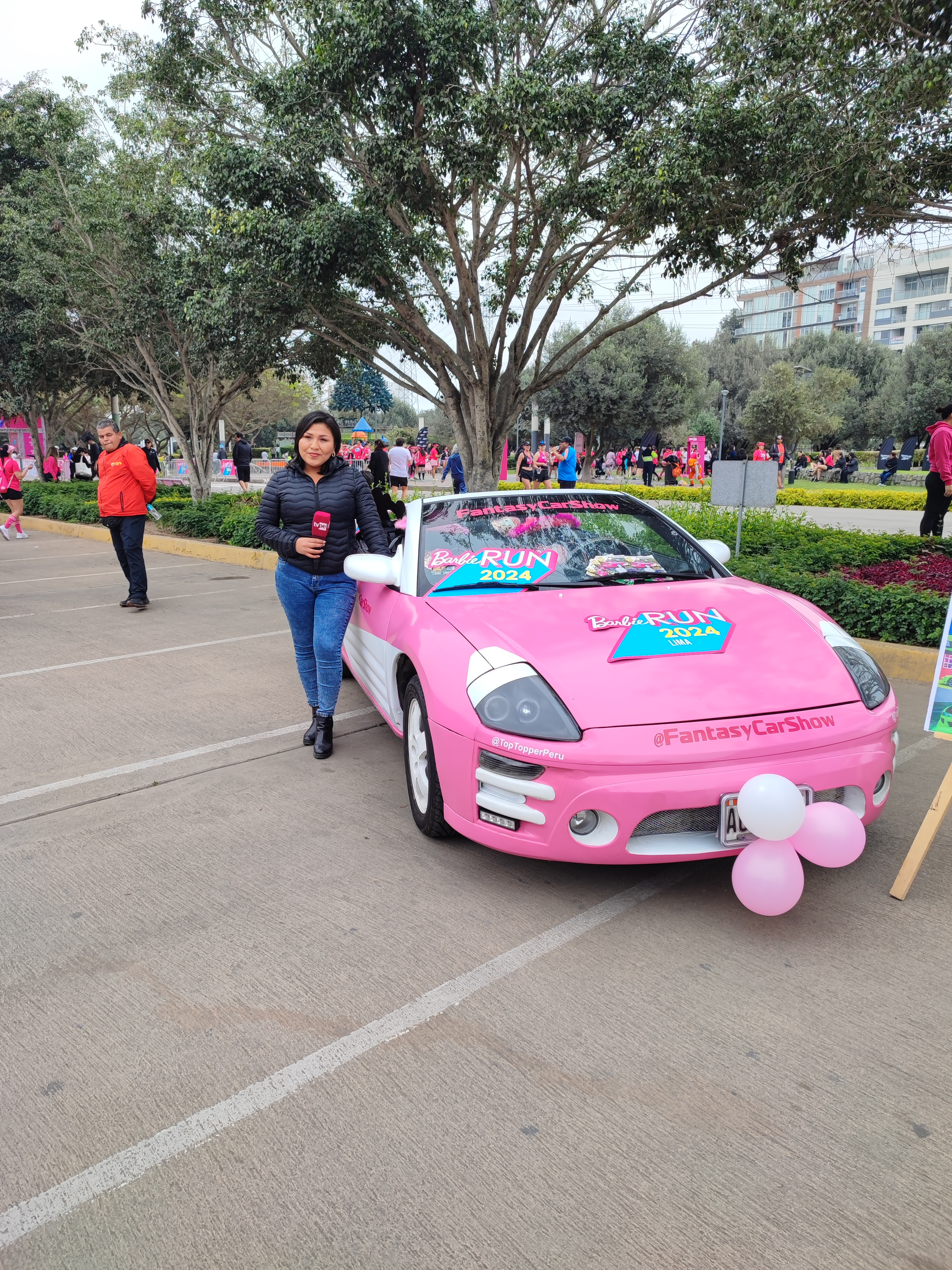 Alquiler de Auto Rosado Barbie para Eventos, Activaciones y Videoclips · imagen 7