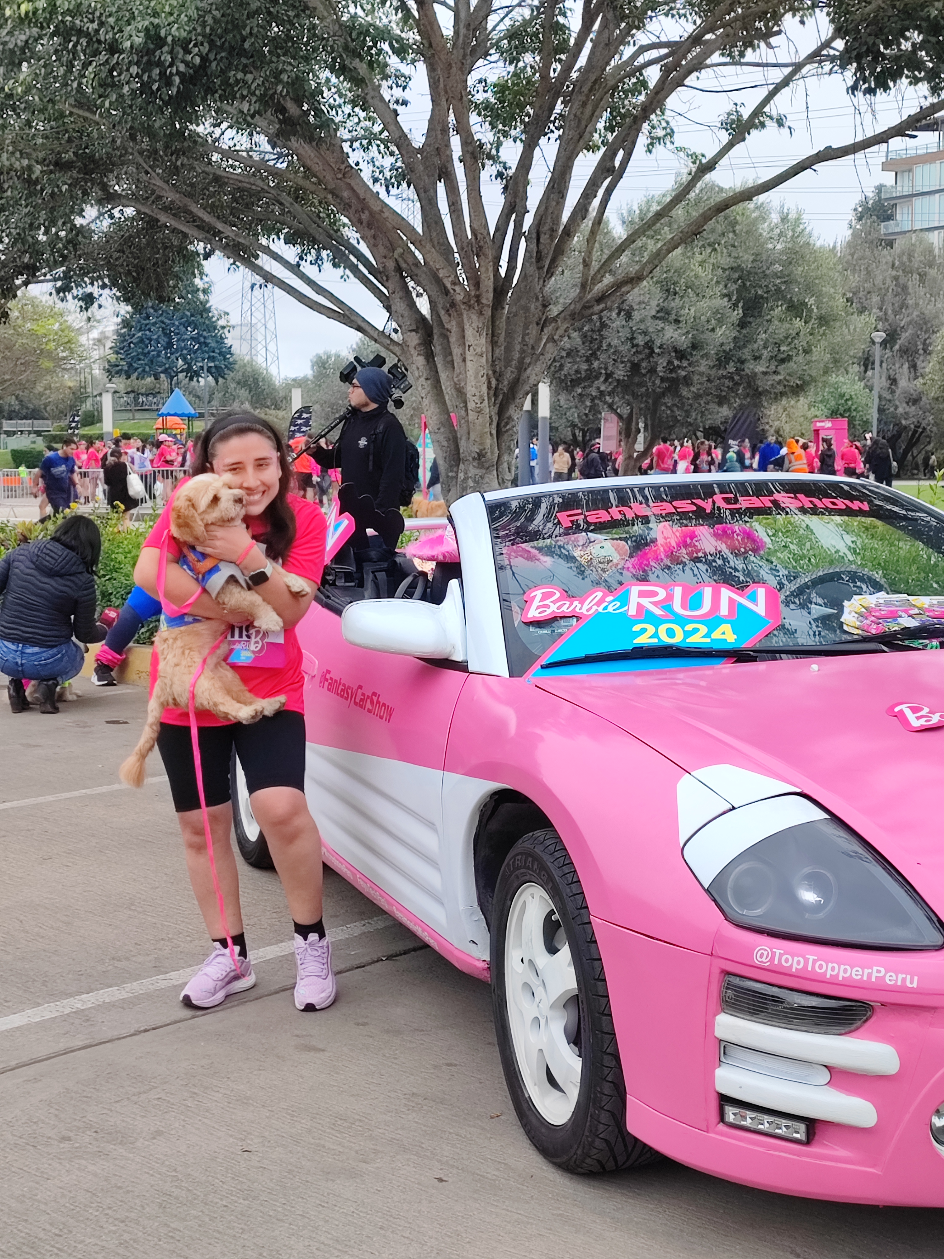 Alquiler de Auto Rosado Barbie para Eventos, Activaciones y Videoclips · imagen 6